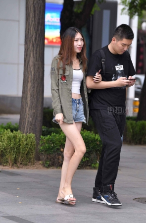街拍热裤美妞