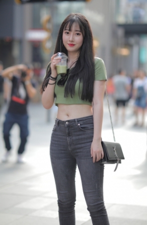 好可爱肉肉的大眼美眉