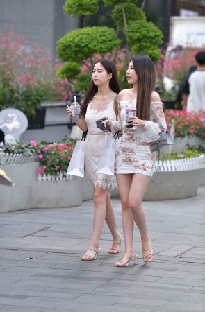 街拍魅力裙装姐妹逛街