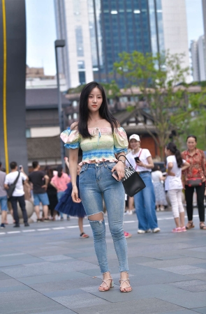 甜美动人一字肩