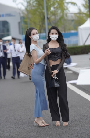 高挑蓝色长裙美女