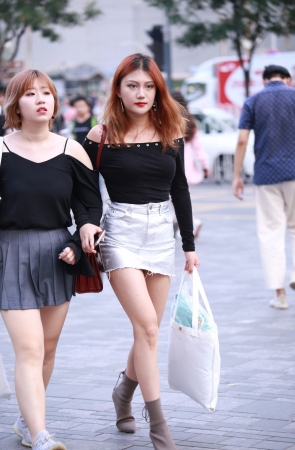 超短包屯裙美女