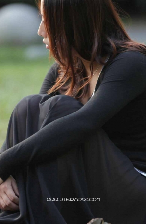 低胸MM一双豹纹鞋相当给力