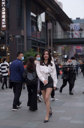 街拍皮裙美女