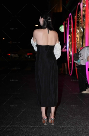 黑色吊带裙风韵玉zu美女