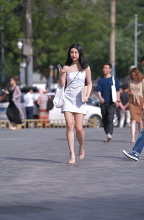 高跟长腿白裙美女
