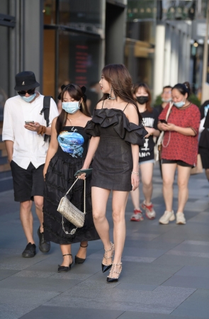 黑色吊带裙美女