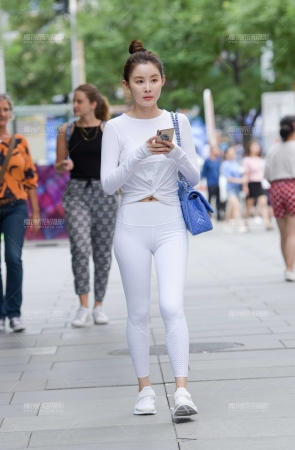 精致的白色瑜珈裤美女