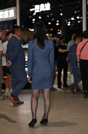 成熟韵味的黑丝售车经理