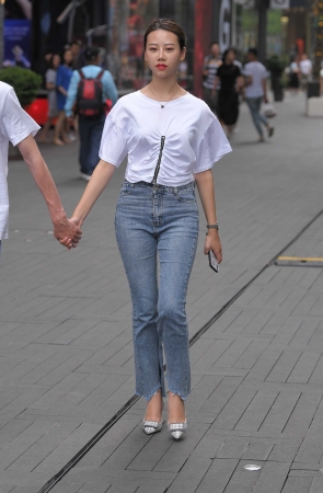 羡慕，牵着紧牛翘臀的漂亮女友