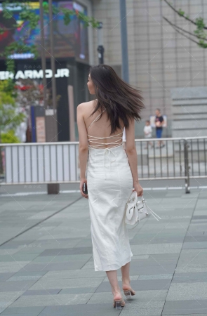 搭讪街拍吊带白裙小姐姐