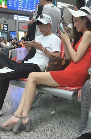 一身红裙装扮的气质美女,好看的不得了