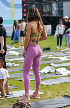 &长发玫红紧身瑜伽裤美女