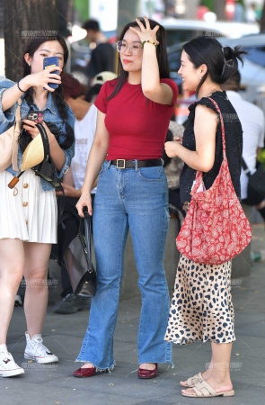&微丰腴牛仔裤美女
