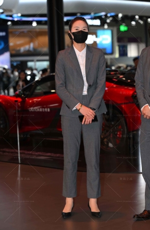 西装外套，长裤的仰望u8销售顾问