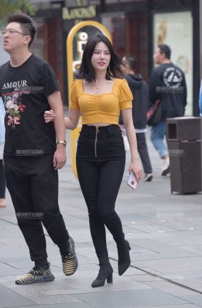 紧身牛子美女