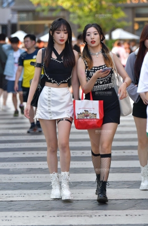 &漂亮短裙两位美女