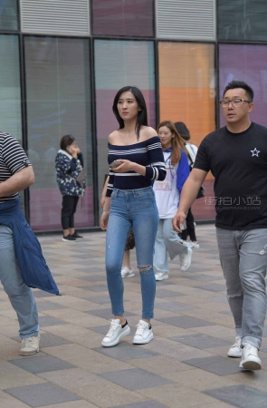 紧牛妹子