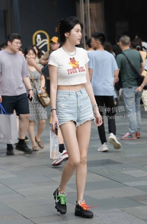 23528-1=71白皙美腿热裤女生 13P
