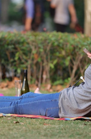 No687 女孩细品葡萄美酒，我们细品她的光洁好脚 第3套