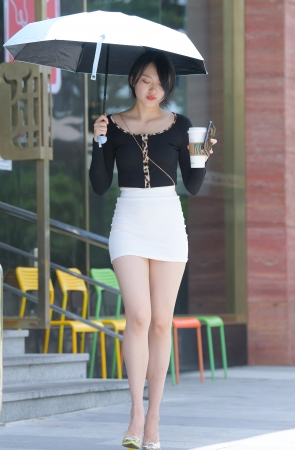 白裙女子