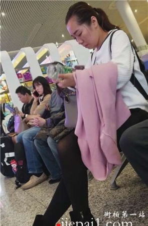 4k-高铁站候车室拍摄成熟的黑丝性感美腿少妇。