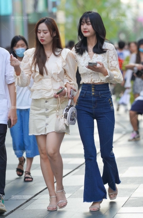 气质长腿紧牛美女