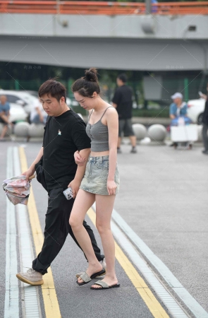 街拍牛仔裙，吊带衫小姐姐