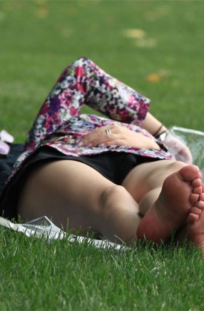 No1100 草地原味美人睡足，外送晃眼大白腿