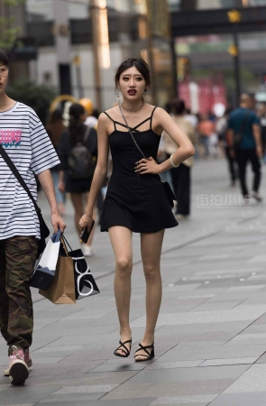 街拍黑色短裙小姐姐