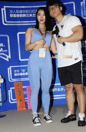 蓝色瑜伽裤美女