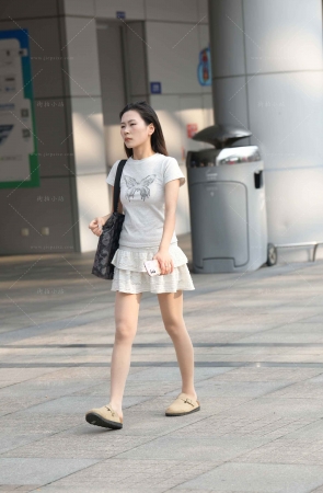 超薄丝，拼接短裙美眉