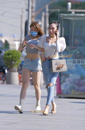 两个逛街的性感小姐姐