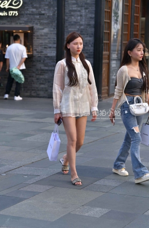 街拍美腿热牛美眉