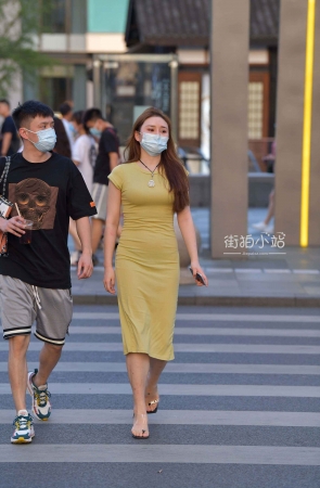 长裙街拍美女