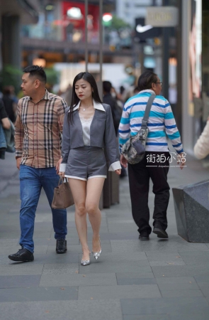 连高跟鞋也是灰色的