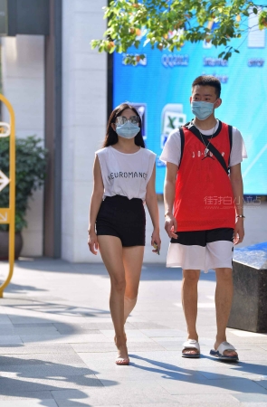 街拍美腿女友