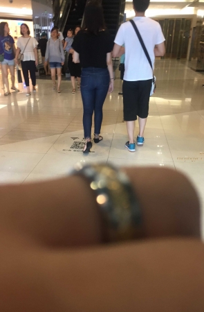 黑衣深蓝色紧身牛仔裤