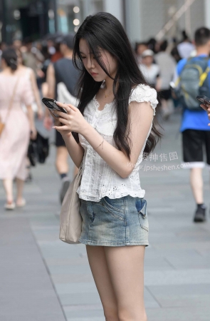 23610-23=72√清秀热裤美腿女孩 16P