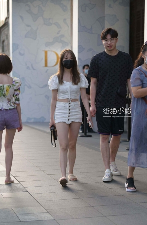 搭讪街拍短裙小姐姐