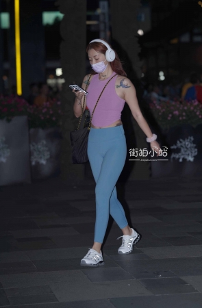 紧身瑜伽裤美眉