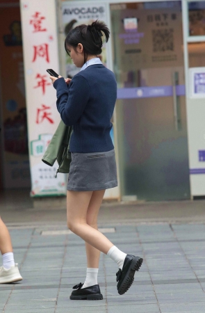 街拍短裙少妇