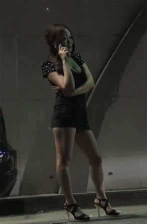 夜总会门前打电话的丰满双乳OL女郎
