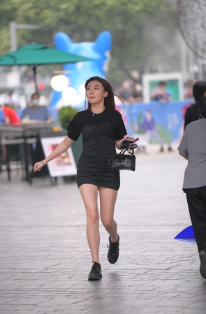 黑色包屯裙美女