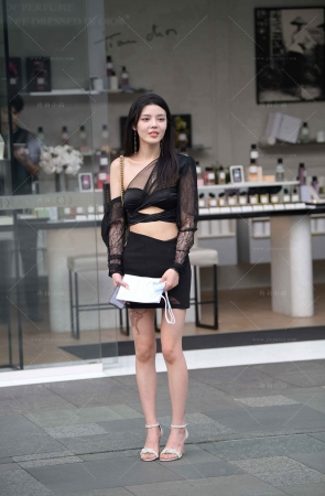 黑色裙时尚美女