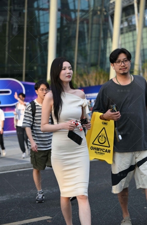 裹身裙气质美女