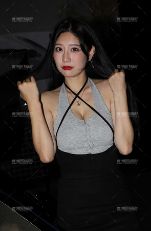 灰色小背心黑色短裙