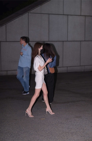 慵懒睡袍风白裙