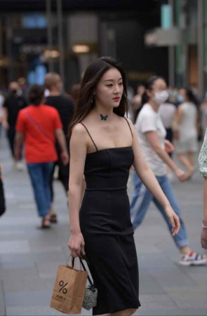 精选街拍作品 NO.1502 黑色吊带连体包臀长裙美女[55P/56.8MB]