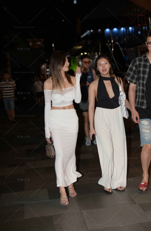 白裙美zu美女跟闺蜜逛街